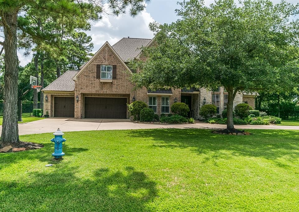 Gorgeous Village Builder home in the sought after Paddock Estates section of Gleannloch Farms !