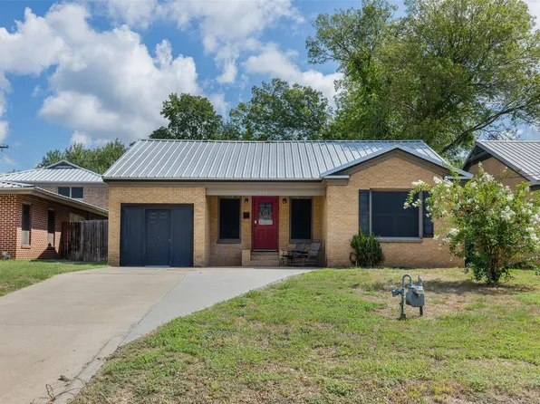 703 Cedar St, Hearne, TX 77859