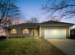 1323 NE Ridgeview Dr, Lees Summit, MO 64086