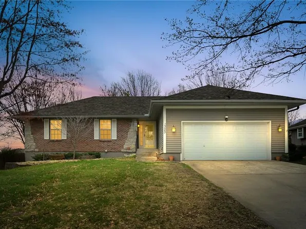 1323 NE Ridgeview Dr, Lees Summit, MO 64086