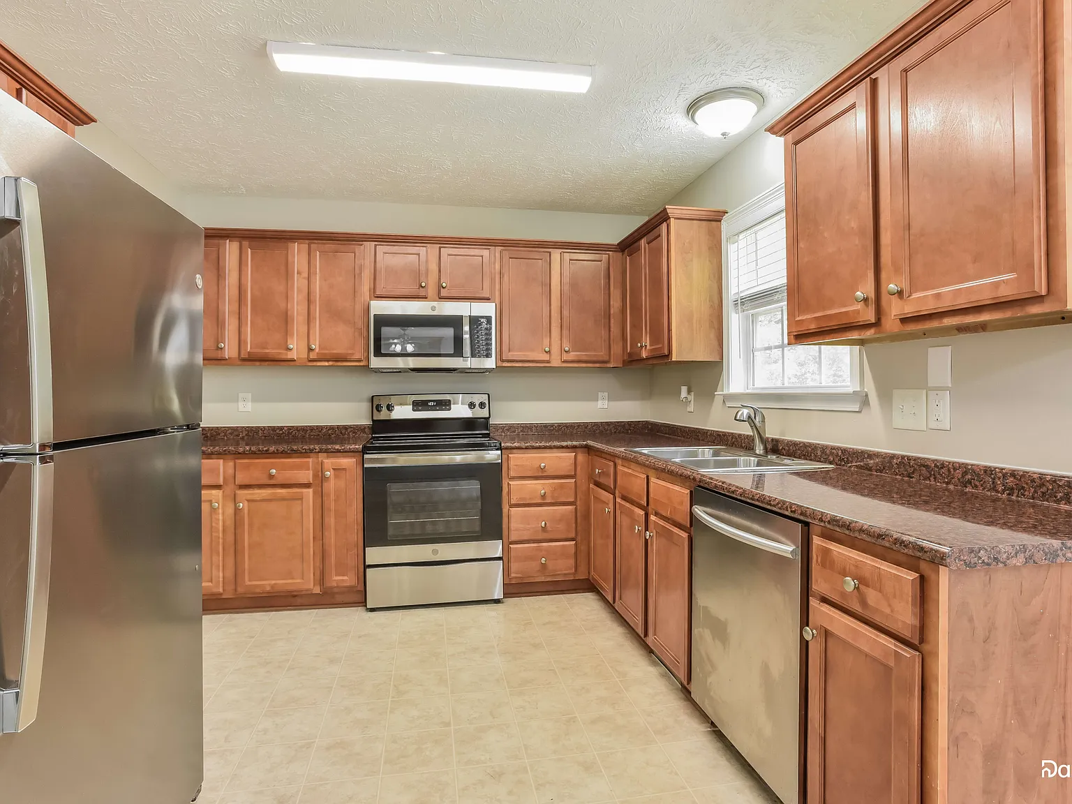 3 bed, 2.5 bath, 1900 sqft, $2,145 — Photo 2