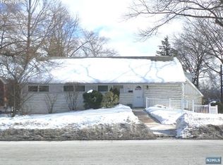 765 Queen Anne Rd, Teaneck, NJ 07666