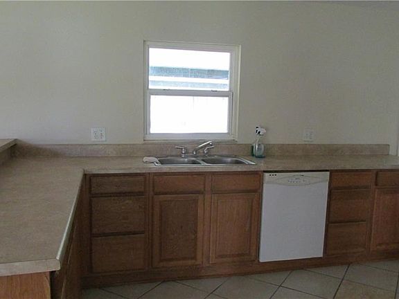 4th image of 8910 Pine Tree Dr