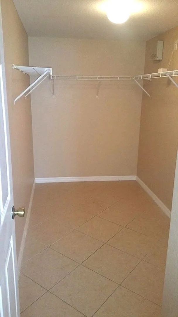 Unfurnished 1 X 1 first floor in desirable area of Bonita Springs — Photo 2