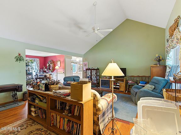 4th image of 2289 Mount Hood Lane