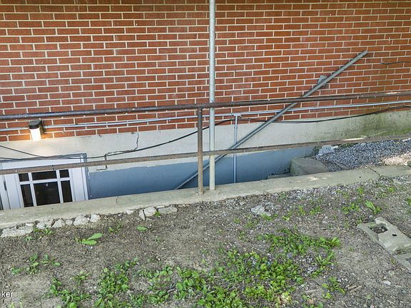 5th image of 216 5th St
