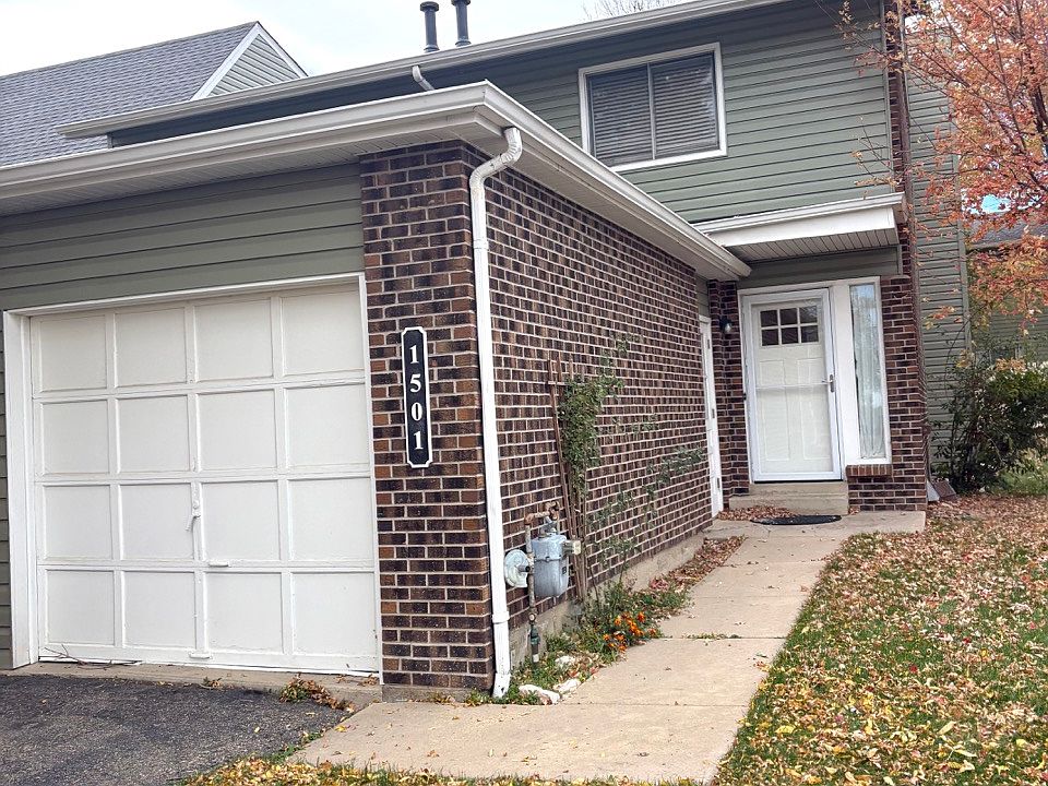 End unit townhome with attached single garage