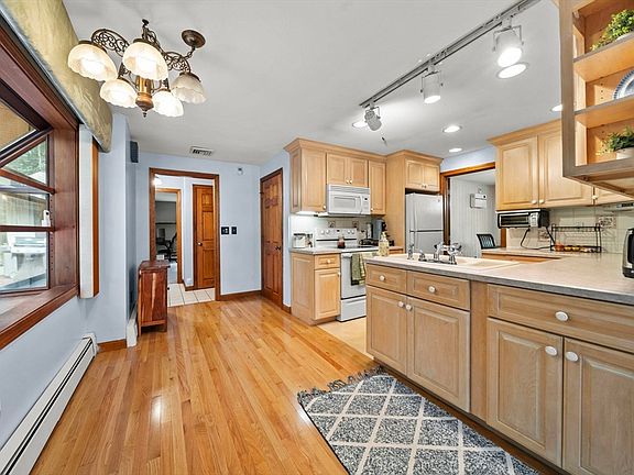 5th image of 95 Walnut St