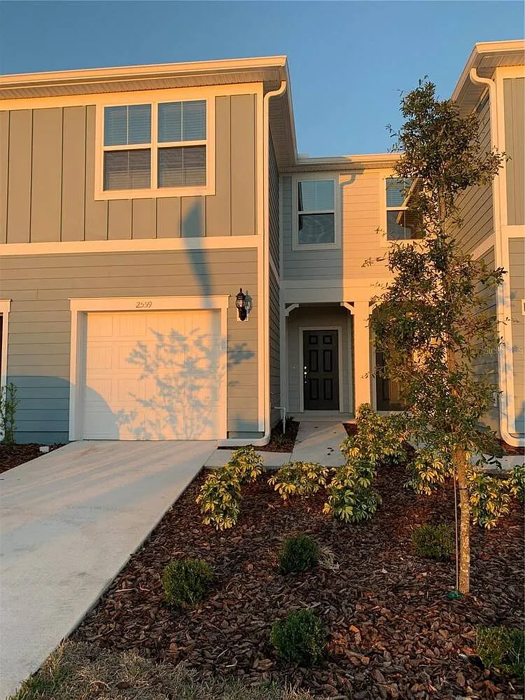 3 bed, 2.5 bath, 1699 sqft, $2,200 — Photo 1