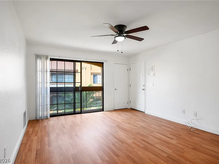 5170 S Jones Blvd #206 — Photo 2