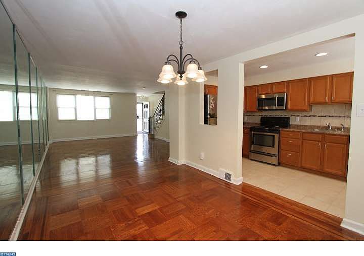 1st image of 7542 Woodbine Ave