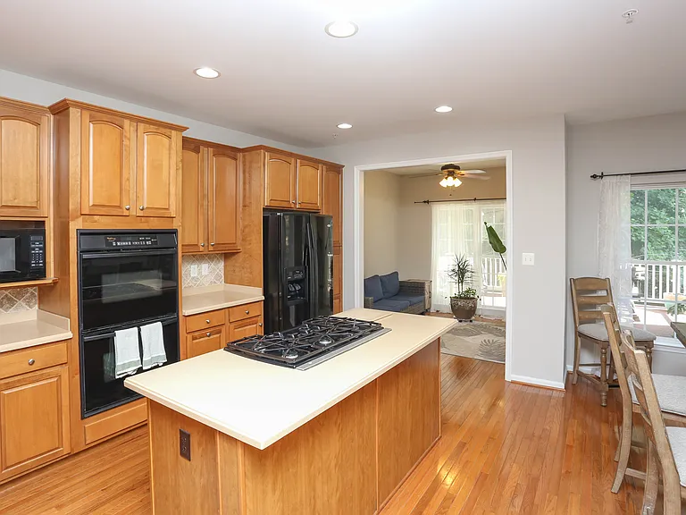 2425 Killarney Ter — Photo 6