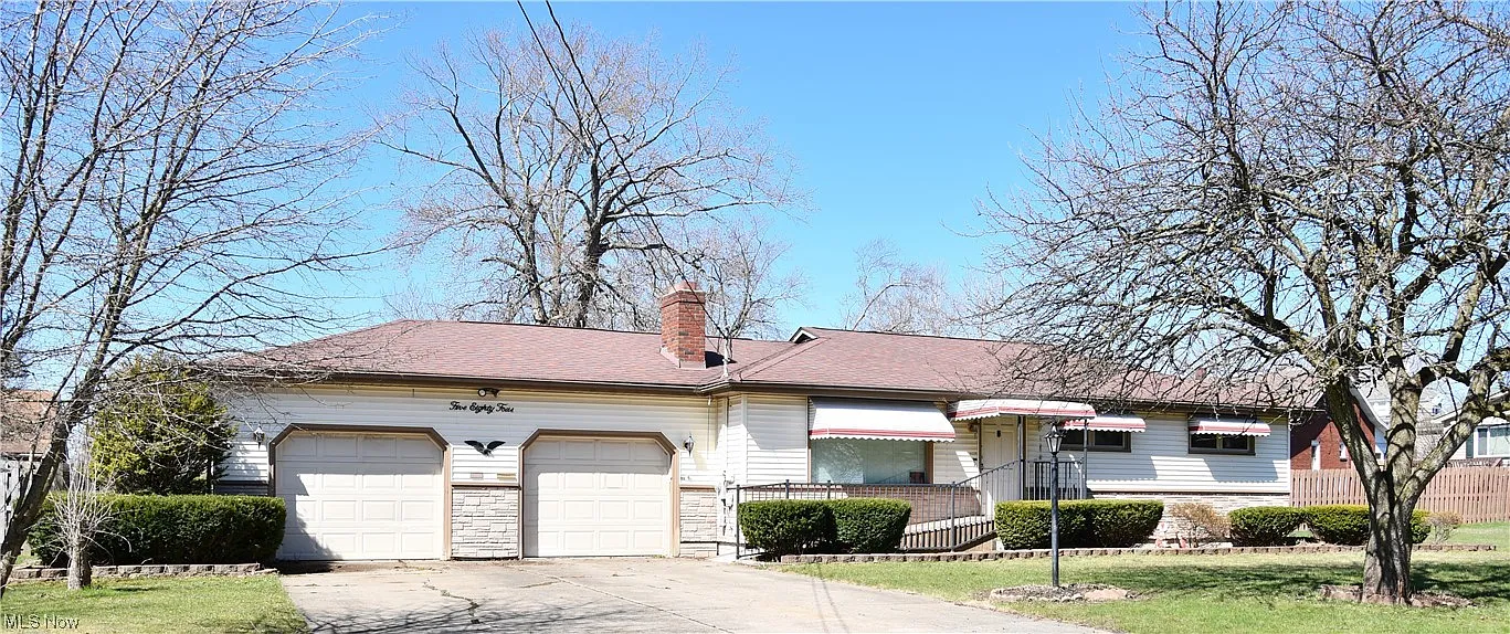 584 Moore Dr photo 1