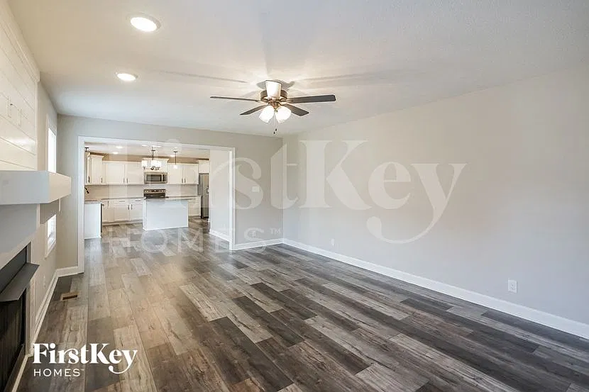 4 bed, 2.5 bath, 2204 sqft, $2,295 — Photo 3