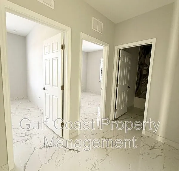 2216 NE 10th Pl — Photo 11