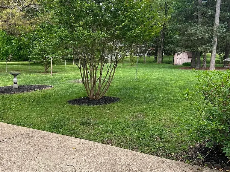 902 James Ave — Photo 3