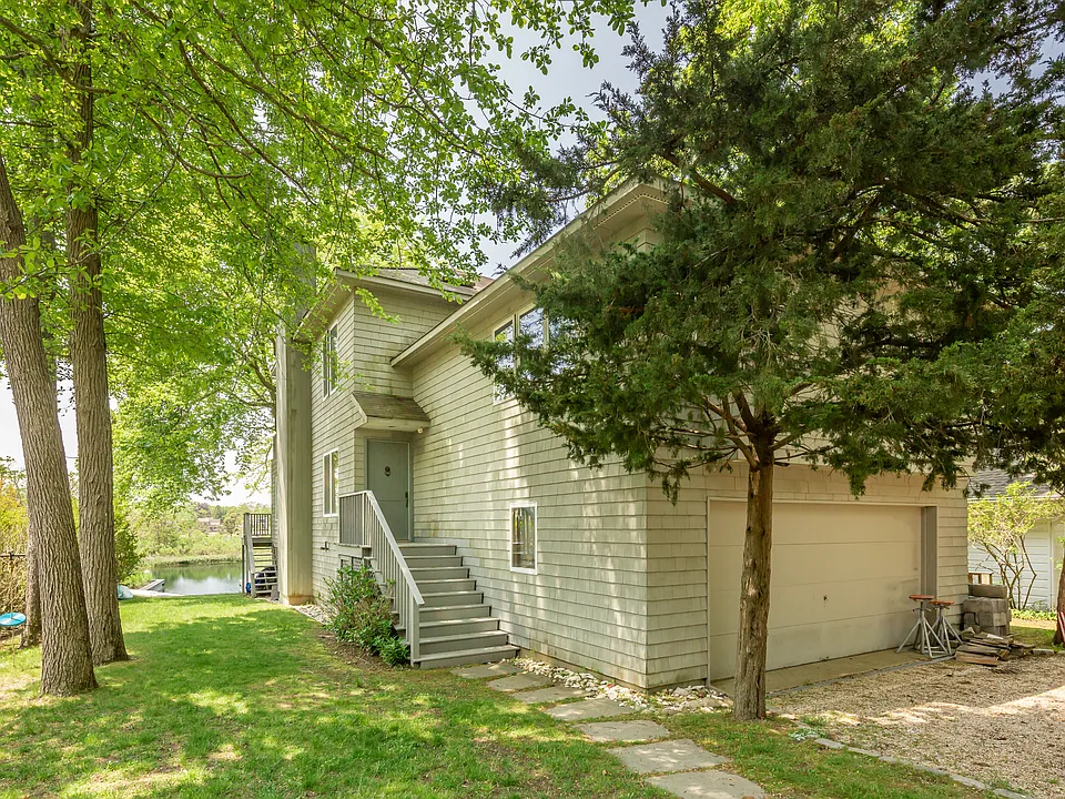 77 Lake Dr