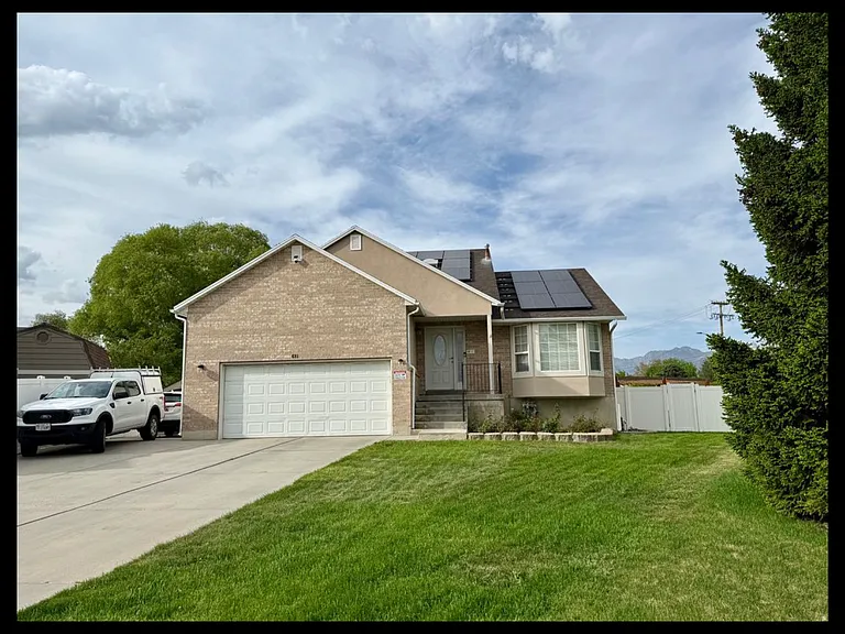 681 E Abbottsford Ct — Photo 1