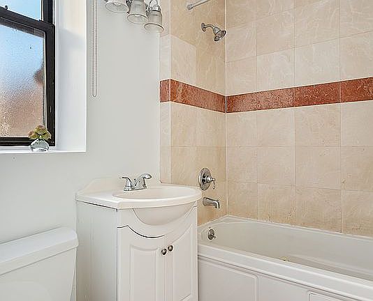 4th image of 418 Saint Johns Pl APT 4F