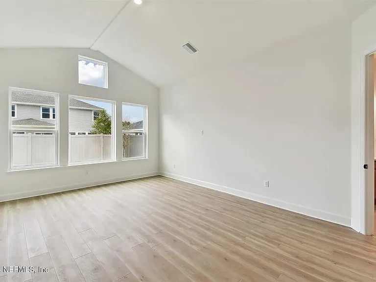 90 Victory Court St — Photo 8