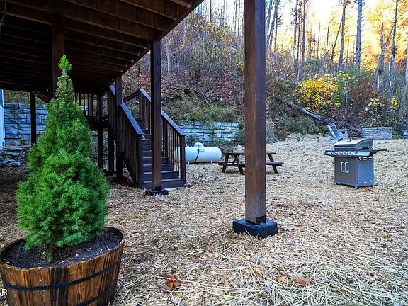 5th image of 569 Baskins Creek Rd