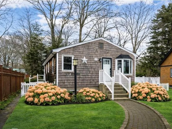 327 Beachwood Dr, Warwick, RI 02818