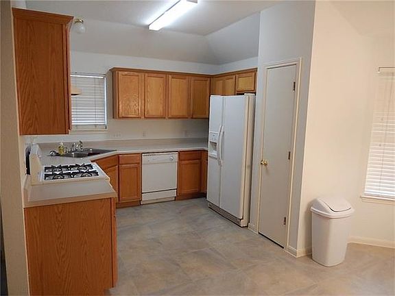4th image of 102 Williams Way