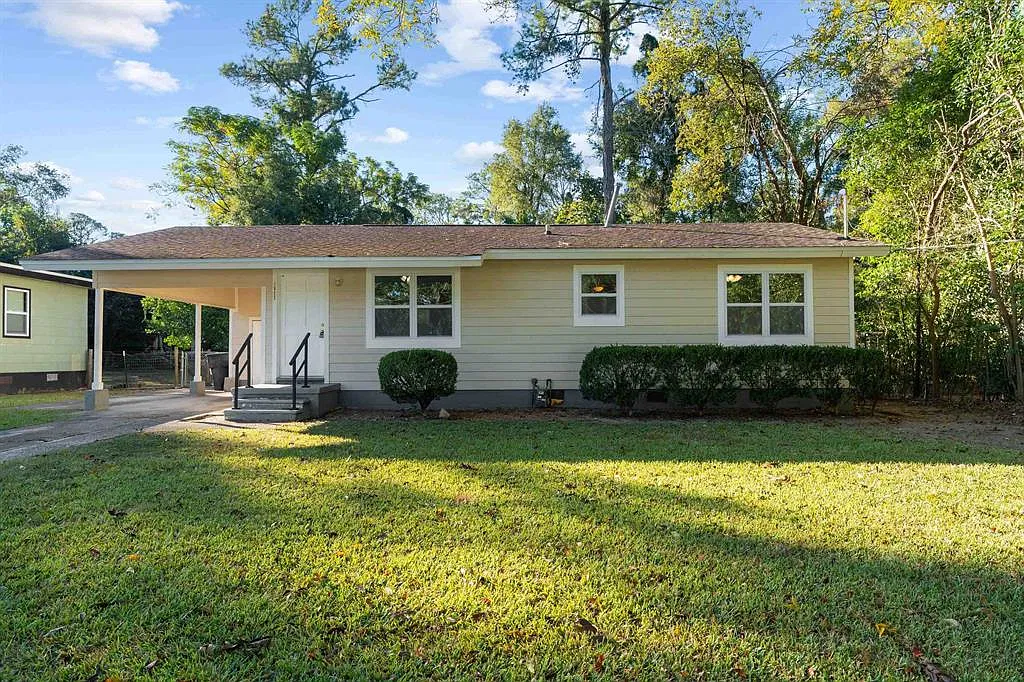 3 bed, 912 sqft, $1,700 — Photo 1