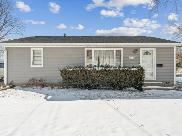 2041 Sharwood Dr NE, Cedar Rapids, IA 52402