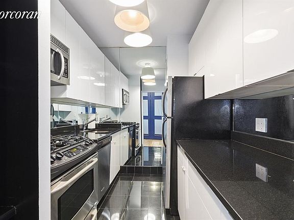 4th image of 61 W 62nd St APT 26C