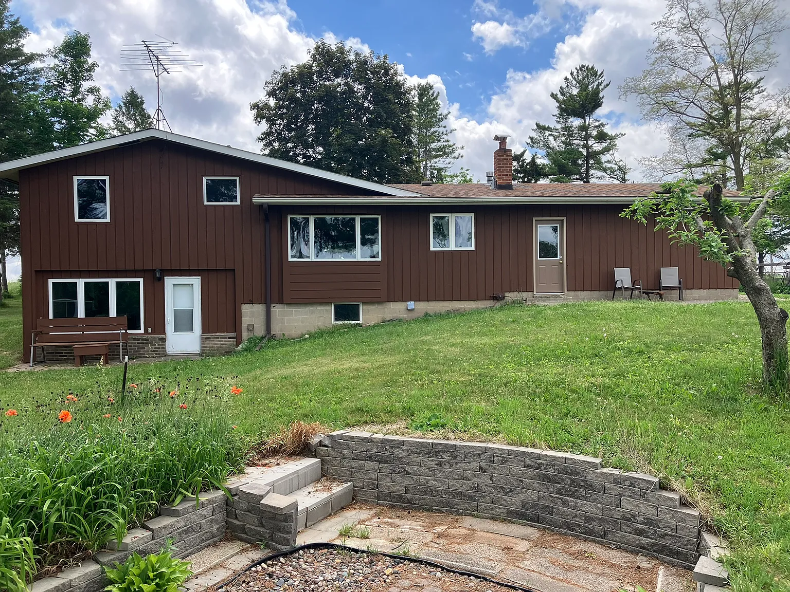 4 bed, 1975 sqft, $2,100 — Photo 3