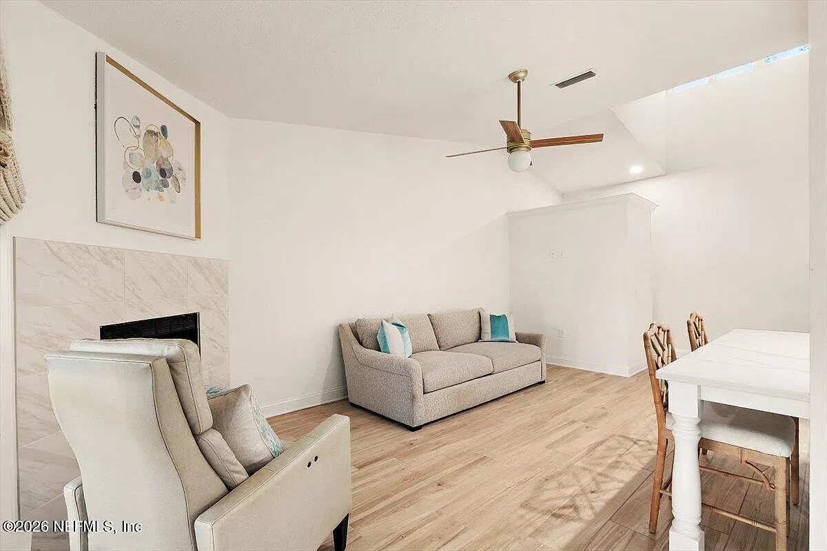 2 bed, 2.0 bath, 1113 sqft, $2,300 — Photo 4
