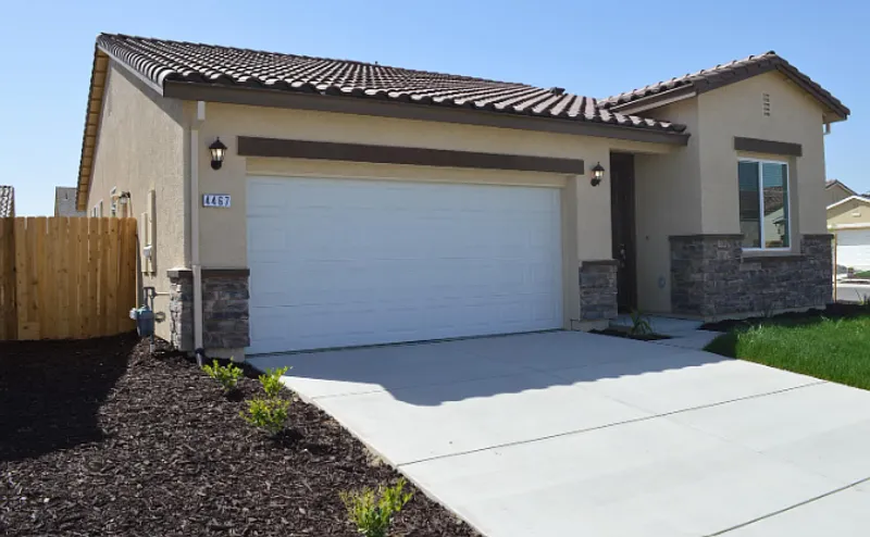 3 bed, 2.0 bath, 1435 sqft, $2,150 — Photo 3