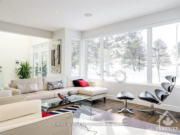 3rd image of 615 Island Park Cres