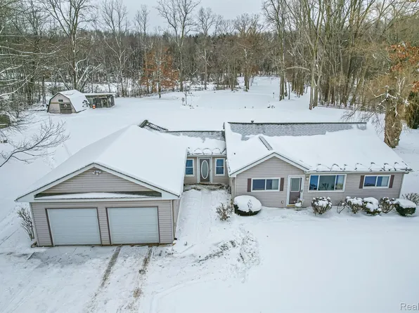 3771 Brookfield Dr, White Lake, MI 48383
