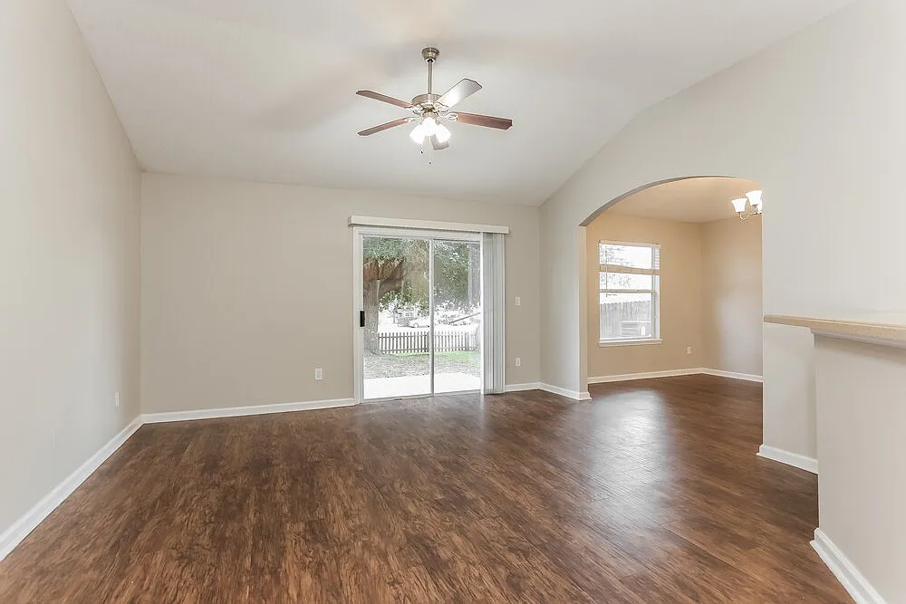 4 bed, 2.0 bath, 1638 sqft, $2,105 — Photo 4