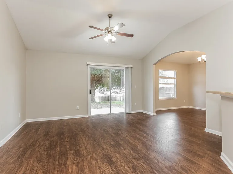 1841 Creekview Dr — Photo 4