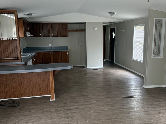 3rd image of 134 Mapleleaf Dr