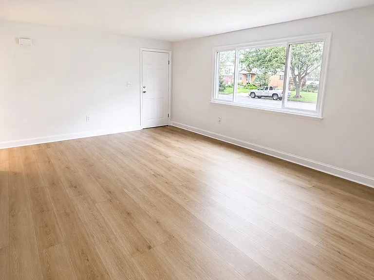 18 Strasbourg Dr #1 — Photo 3