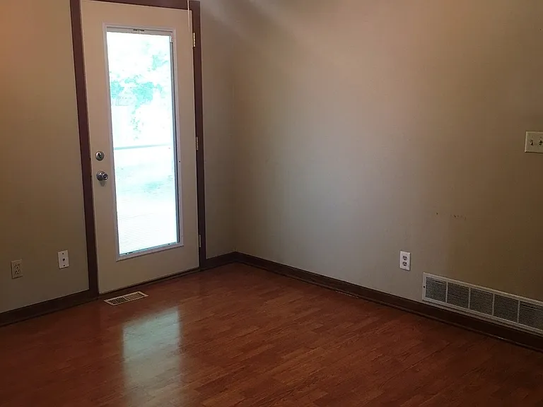 716 Washington Ct NW — Photo 3