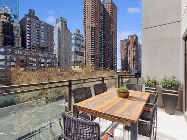 350 W 44th St #505, New York, NY 10036