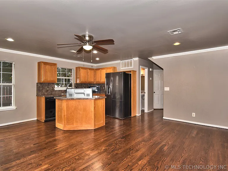 310 W K St — Photo 4