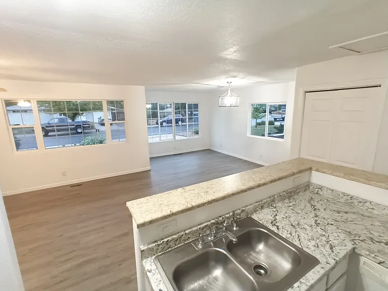 509 Rose Dr — Photo 3