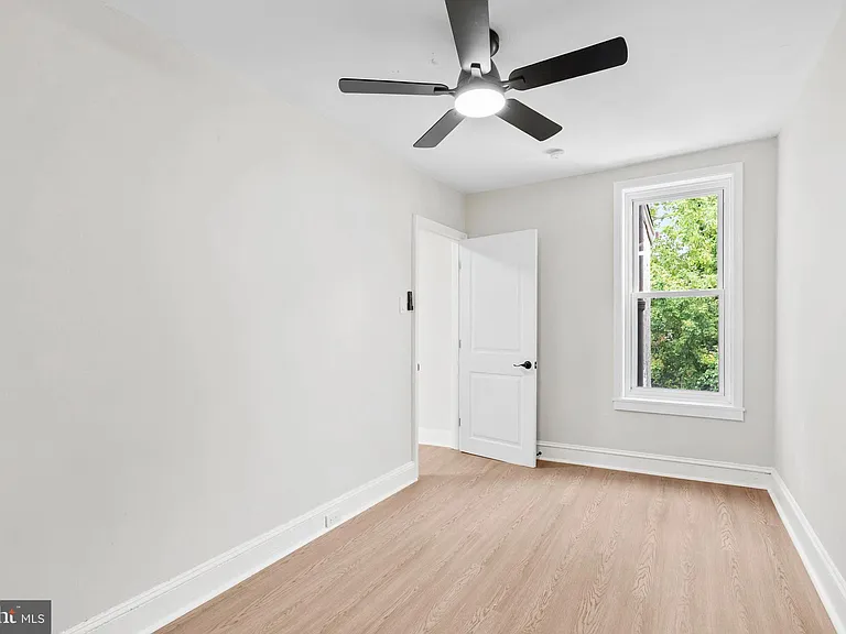 35 E Collom St — Photo 16