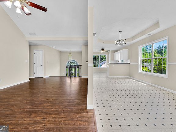 3rd image of 105 Eastwood Frst