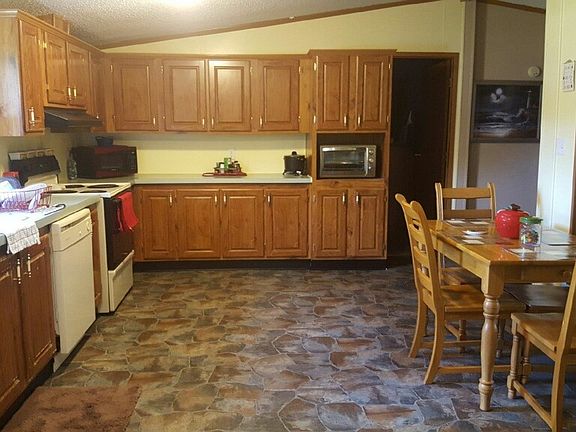 3rd image of 75 Fairlane Ave
