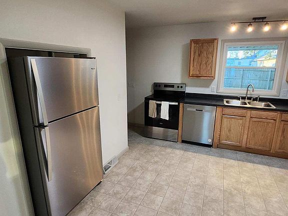 4th image of 385 Doan St