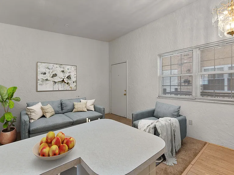 Cunningham Apartments — Photo 10