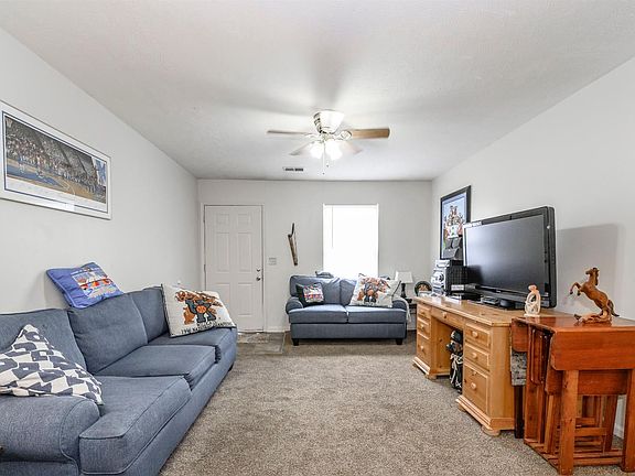 5th image of 924 Altamont Ct