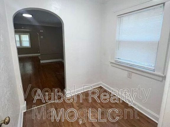 5th image of 709 E 54th St